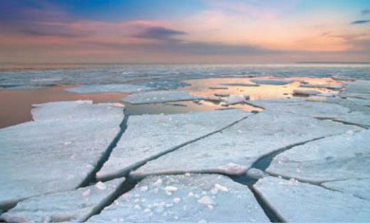 Почти вся поверхность Северного Ледовитого океана покрыта льдом