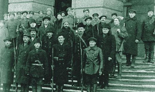 Революционные солдаты Красной гвардии в Петрограде. 1917 г.