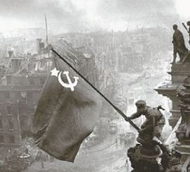 Советские солдаты водружают знамя над Рейхстагом 2 мая 1945 г