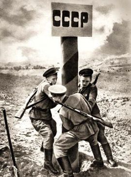Советские солдаты устанавливают пограничный столб на восстановленой границе