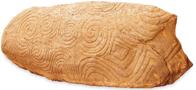 Каменная плита, украшенная орнаментом из спиралей, из могильника-кургана в Ирландии