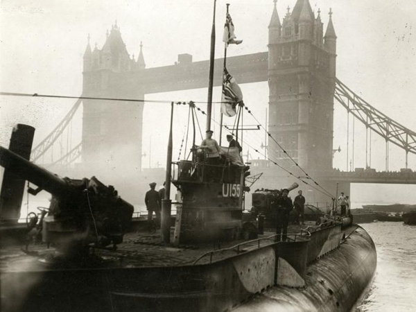 Первая германская лодка сдается победителям, 1918 год, Лондон