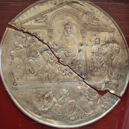 На копии юбилейного миссория Феодосий изображён с сыновьями Аркадием (справа) и Гонорием (возле отца) и братом жены, императором Валентинианом II (слева)