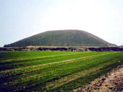 Многие китайские пирамиды издали выглядят как простые холмы