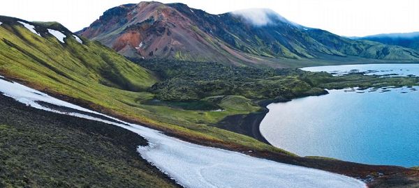 Озеро в кратере древнего вулкана в Исландии