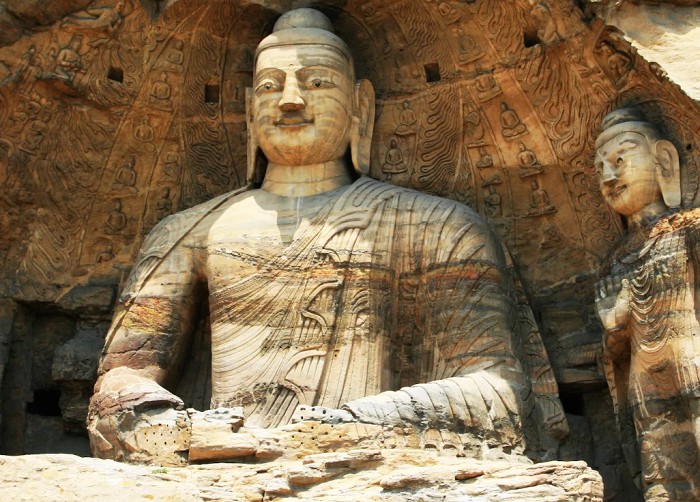 Гигантская статуя Будды в пещерном храмовом комплексе на горе Юньган
