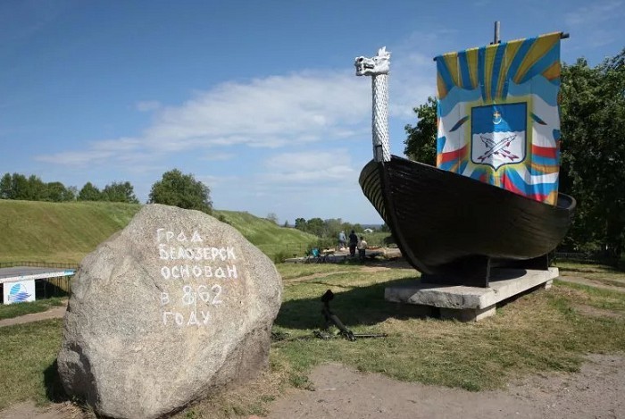 Ладья у памятного камня в честь основания города Белозерска