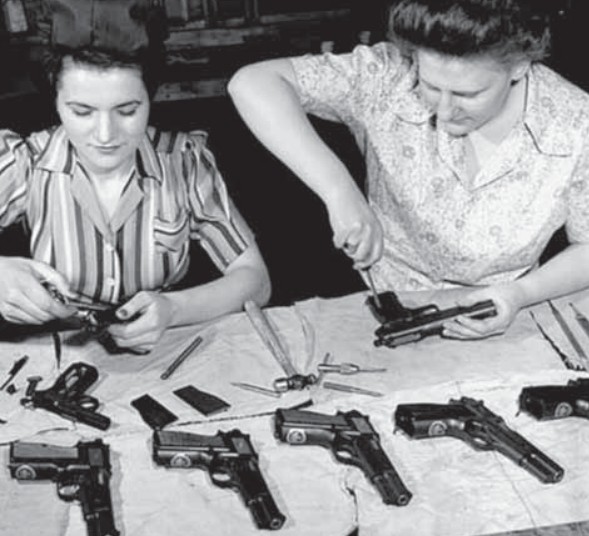канадские работницы собирают пистолеты «Хай Пауэр»