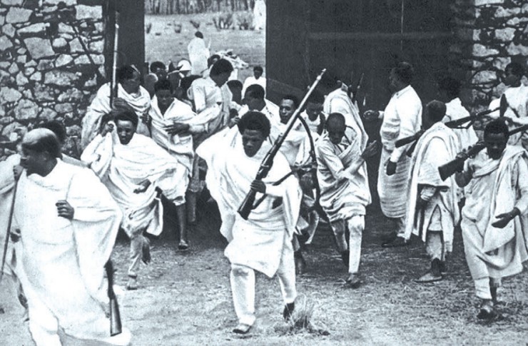  Добровольцы Эфиопии получают оружие перед отправкой на фронт. 1935 г. 