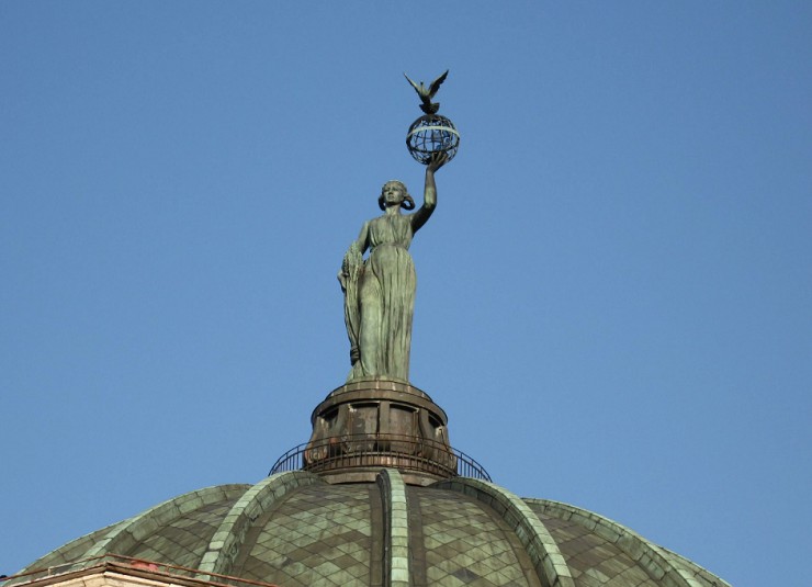 Скульптурное изображение Урании, Волгоград, планетарий