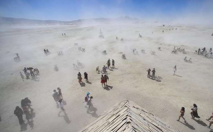 Брызжущий энергией фестиваль «Бернинг мэн» проходит посреди безжизненной пустыни