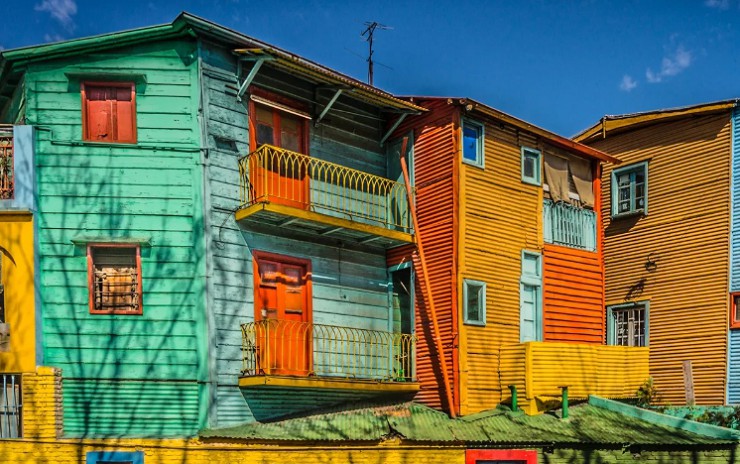  Яркие разноцветные дома в богемном районе Ла-Бока
