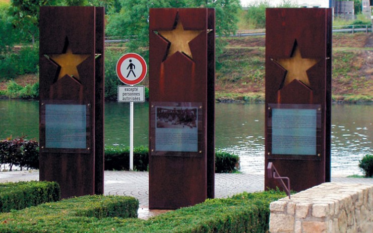 Памятник Шенгенскому соглашению в деревне Шенген на берегу реки Мозель