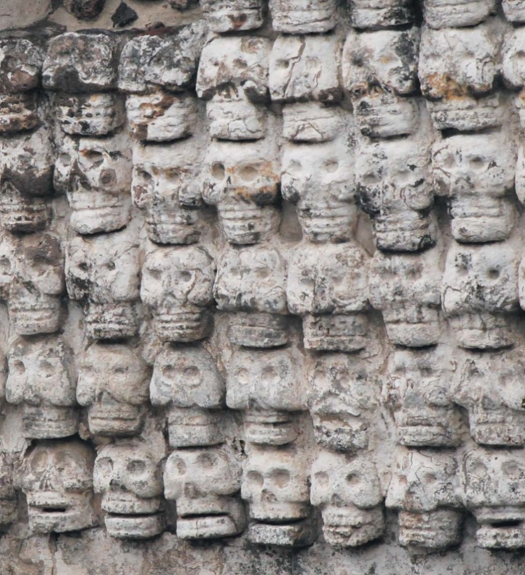 Ряды камней чередуются с рядами черепов возле входа в Великий храм