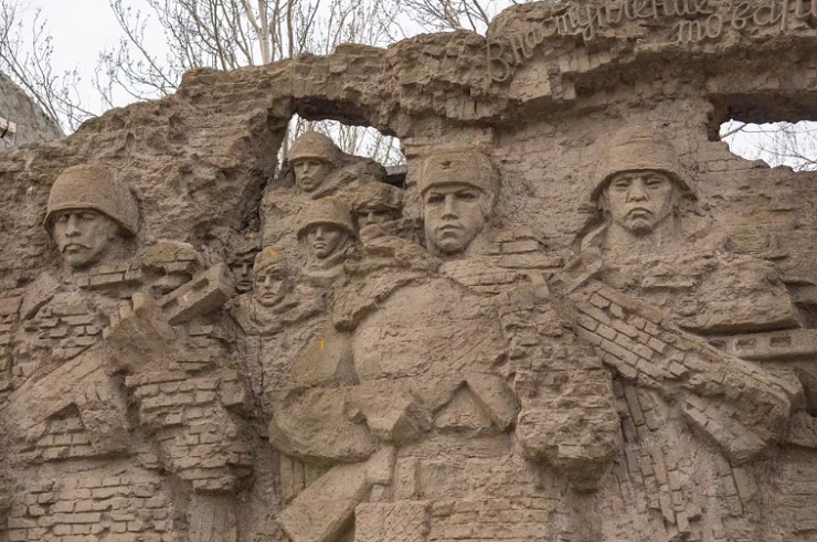 Барельеф на стене мемориального комплекса на Мамаевом Кургане. Героям Сталинградской битвы
