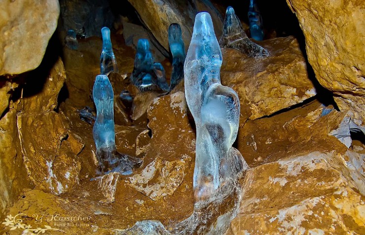Ледяные образования в пещере Дружба. Природный парк «Оленьи ручьи»
