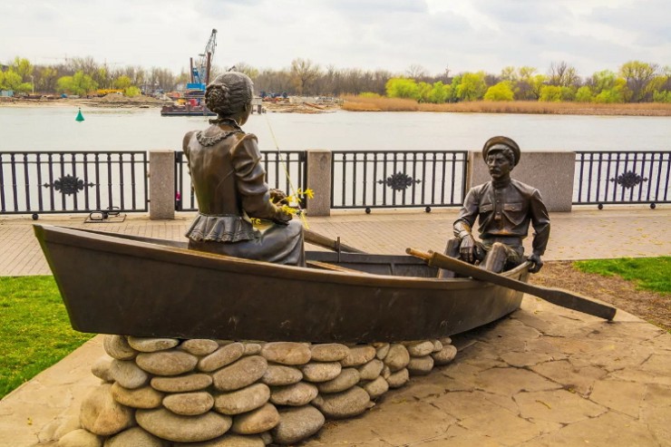 Скульптура героев романа Михаила Шолохова на набережной реки Дон