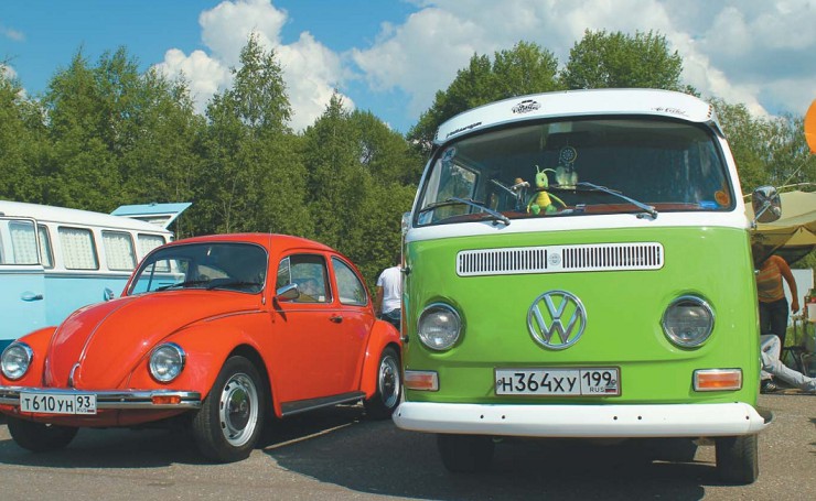 Классический Volkswagen Beetle и Volkswagen Transporter Т2