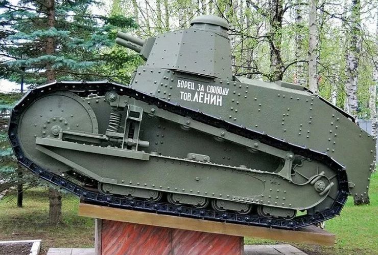 Памятник первому советскому танку