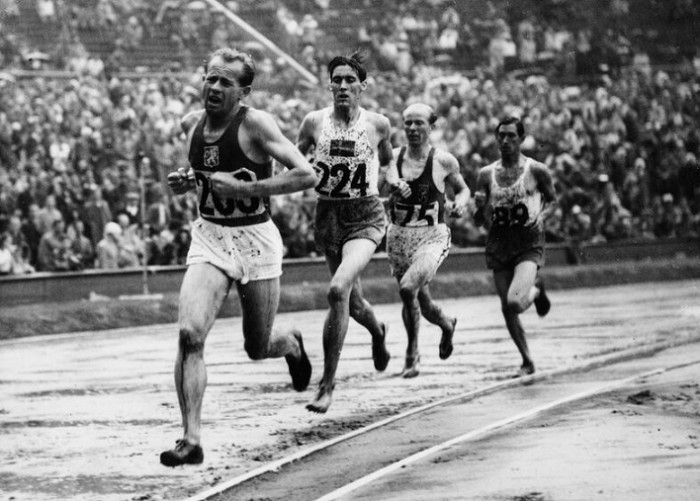 Эмиль Затопек во главе забега на 5000 м на ОИ. 1948 г., Лондон