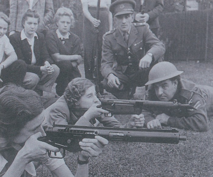 Военное обучение женщин в Британии в 1941 г.