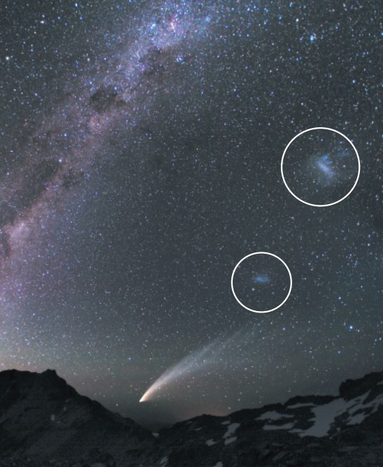 Два пятнышка в правой части фото — галактики Большое и Малое Магеллановы облака