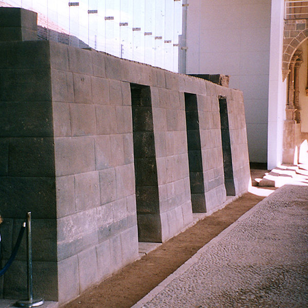 Стена храма Кориканча времён инков, встроенная в собор Санто-Доминго, город Куско