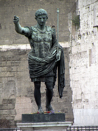Статуя Октавиана Августа на Via dei Fori Imperiali