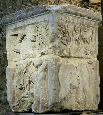 Кельтские божества Езус (Эз) и Tarvos Trigaranus — Бык с тремя журавлями