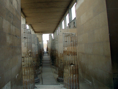 Вестибюль с колоннами ведет в широкий открытый двор