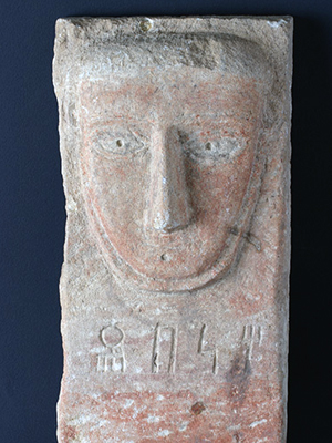 Стела с изображением стилизованной головы мужчины. Южная Аравия, II в. н.э.