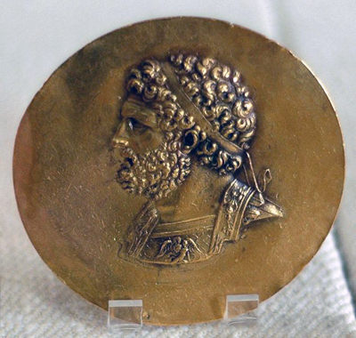 Золотой медальон с портретом Филиппа II