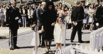 Жаклин Кеннеди с детьми Каролиной и Джон-Джоном