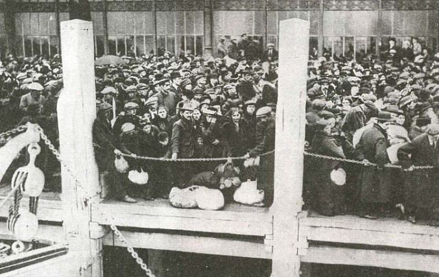 Бельгийские беженцы в первые дни войны в порту города Остенде