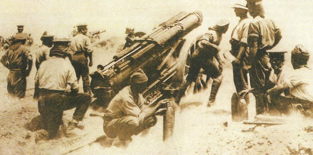 Британские артиллеристы на Галлипольском полуострове ведут огонь по позициям турок