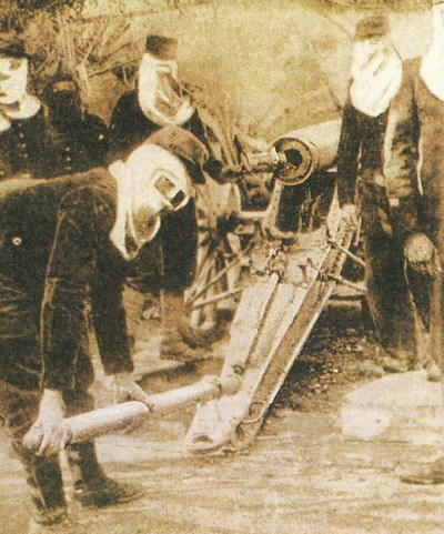Французские артиллеристы в масках