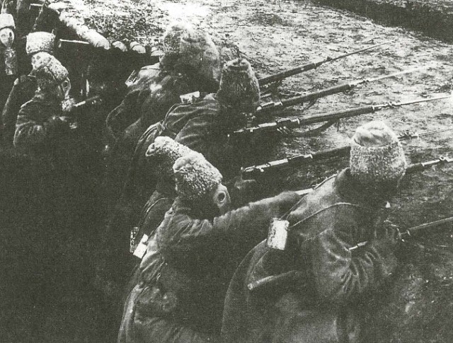 Русские солдаты в противогазах в окопах