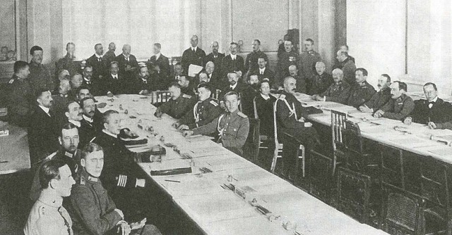 Зал заседаний на мирных переговорах в Брест-Литовске. Фотография. Декабрь 1917 г.