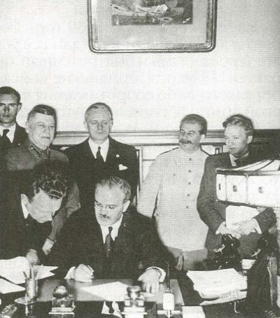 Нарком (министр) иностранных дел СССР В. М. Молотов подписывает Договор о ненападении с Германией — печально знаменитый пакт Молотова — Риббентропа