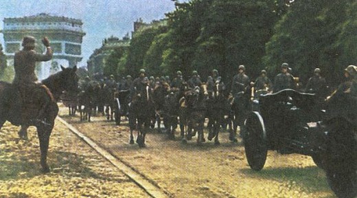 немецкие войска проходят под Триумфальной аркой в Париже