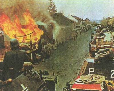 Колонна немецких войск в горящей сербской деревне. 1941 г