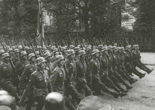 Немецкие войска маршируют по столице Польши Варшаве