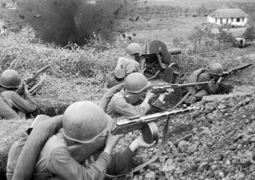 Советские солдаты ведут оборонительные бои за Киев