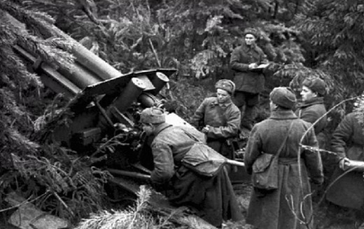 Советская батарея ведёт огонь по врагу в подмосковных лесах