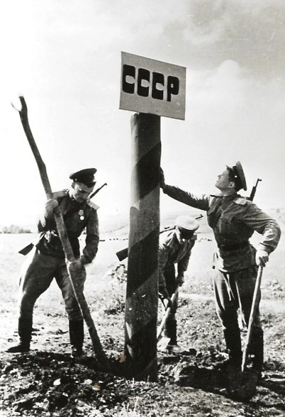 советские солдаты восстанавливают знак государственной границы СССР