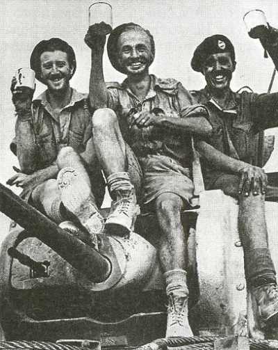 Английские танкисты после победы под Эль-Аламейном