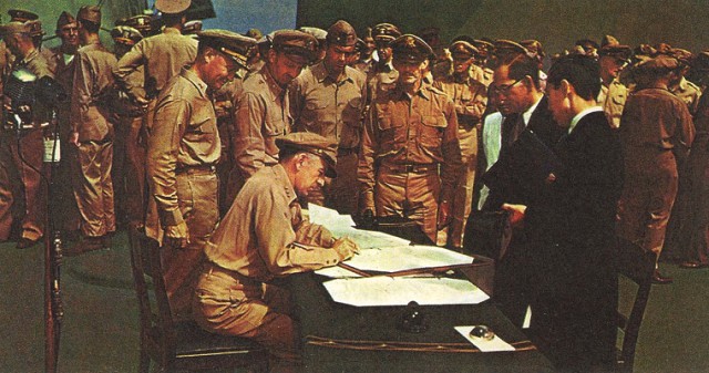Американский генерал Дуглас Макартур подписывает Акт о безоговорочной капитуляции Японии