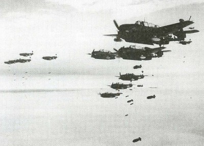 Американские самолёты сбрасывают бомбы на Японские острова