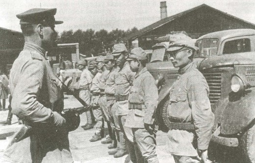 Японские военнопленные под присмотром советского солдата