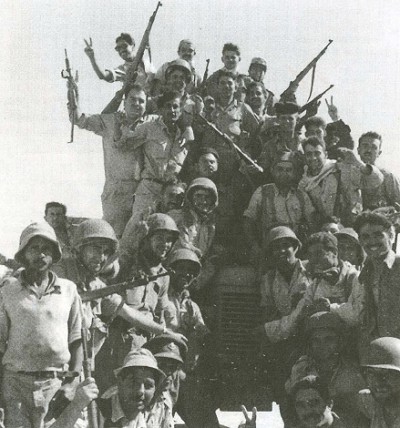 Израильские солдаты празднуют победу. 1956 г.